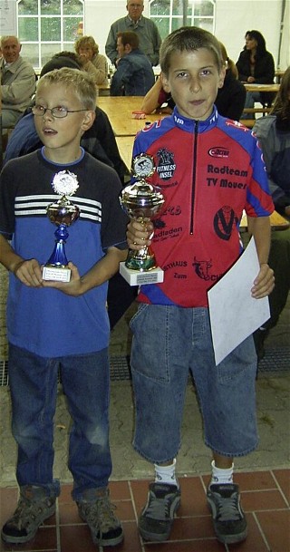 Bikerkids mit Pokal